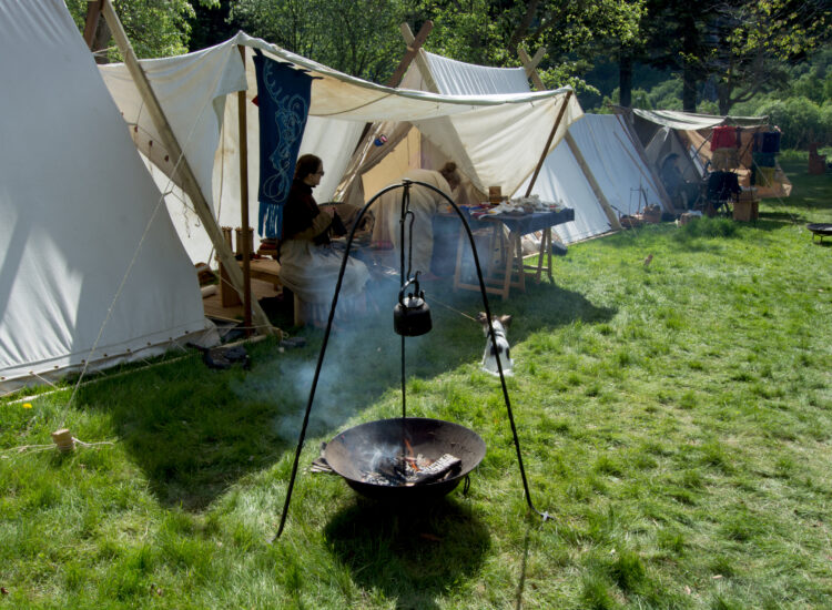 Vikinger rundt teltene sine