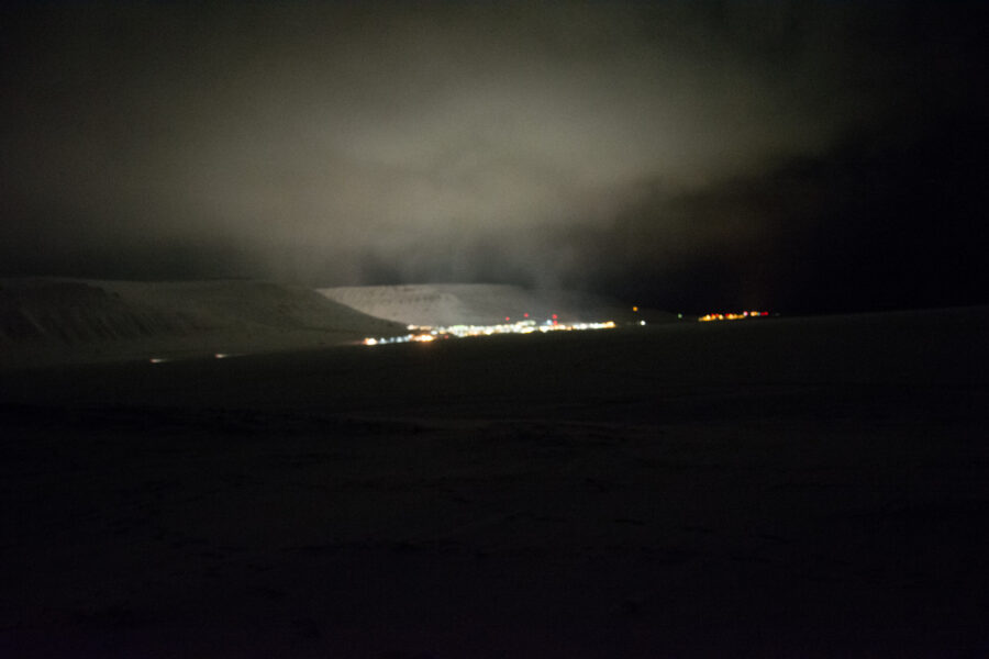 Fjell med snø og lys i det fjerne