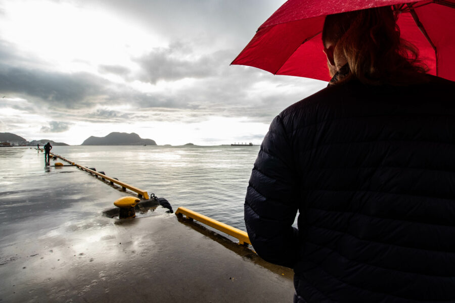 Ålesund havn. Mann med paraply.