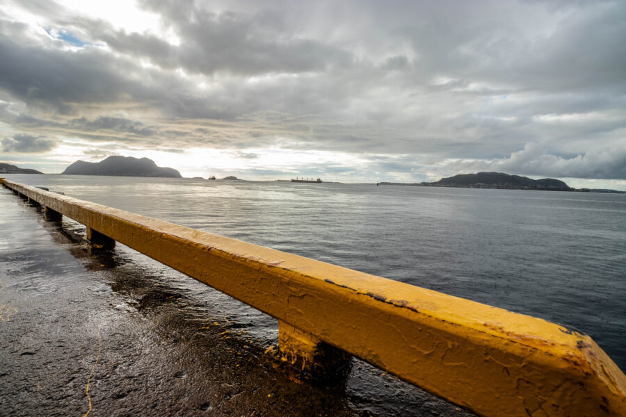 Ålesund havn. regn. Gul kant.