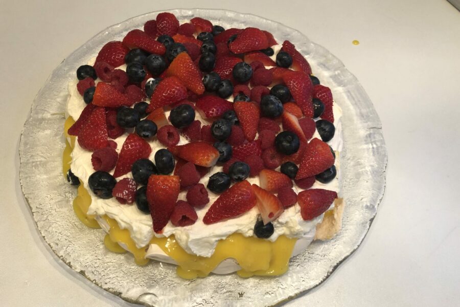 Pavlova cake
