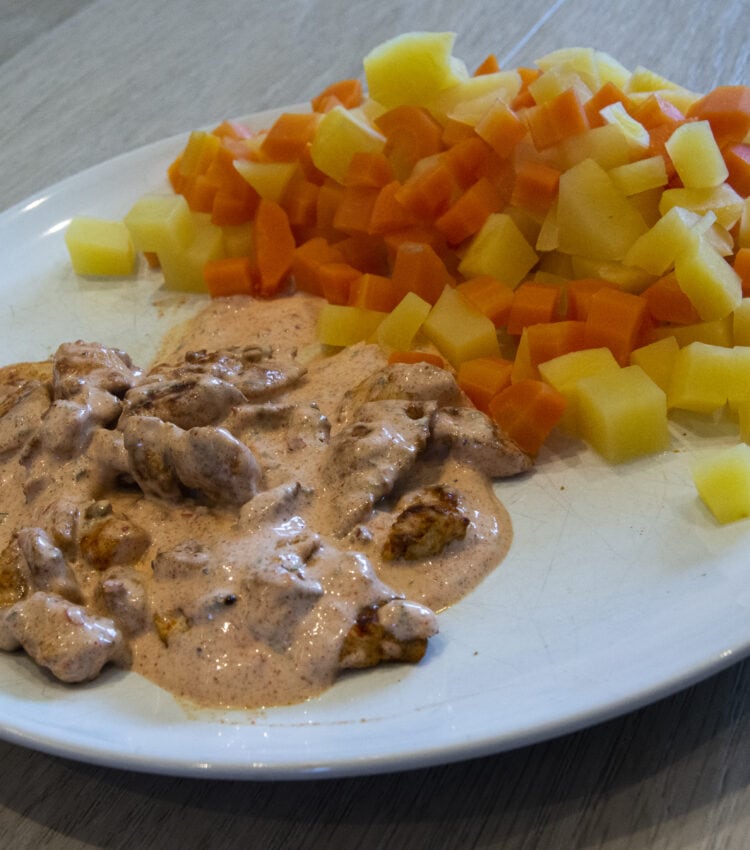 Chicken with sauce and root vegetables