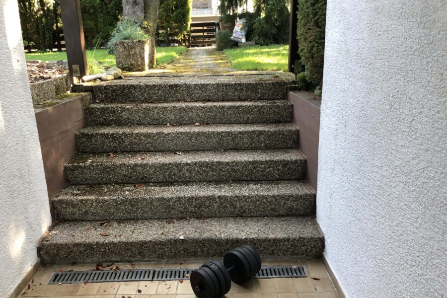 Working out outside, calf raises on the stairs