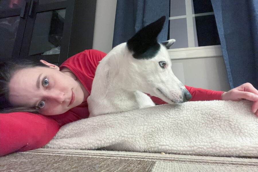Selfie med Cassie i hundesengen