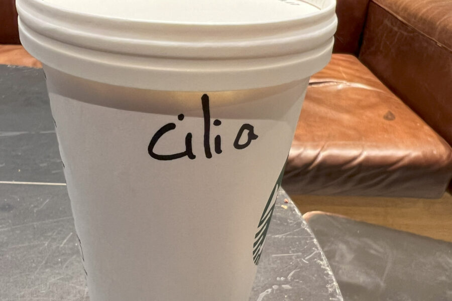 Starbucks prøver å skrive navnet mitt "Silje", som blir til "Cilia".