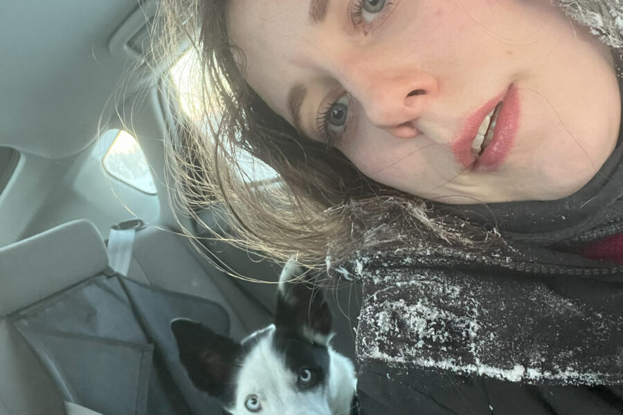 Jeg og Cassie i bilen etter en skitur