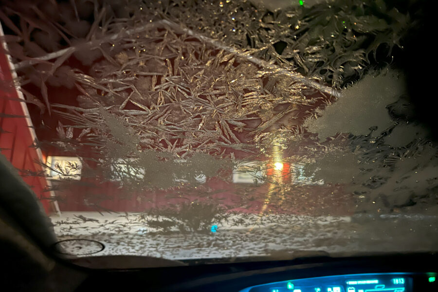 Is på vinduet, på innsiden av bilen.