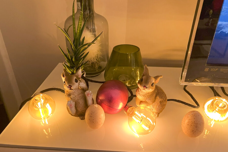 Easter decoration: Two rabbits and an egg